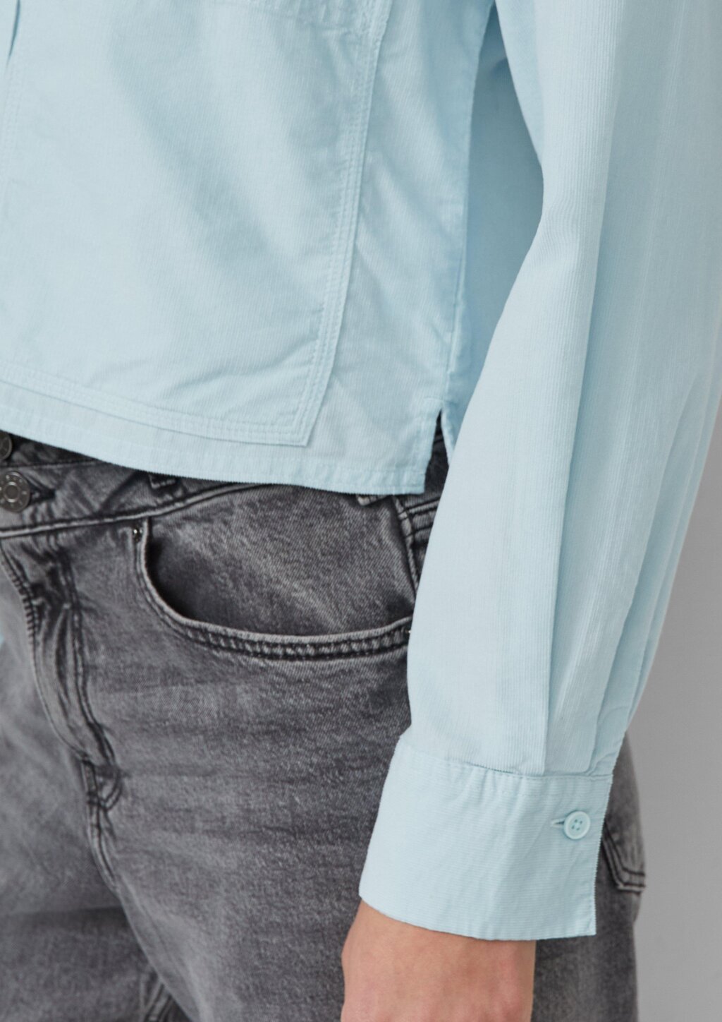 Verkürzte Feincord-Bluse mit aufgesetzten Taschen