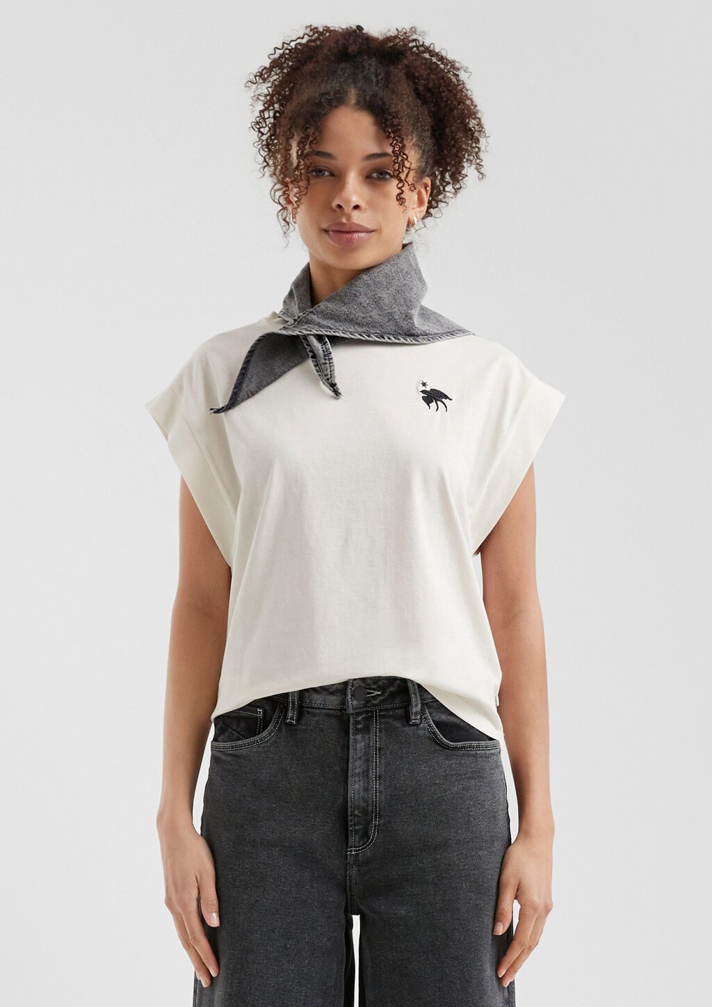 T-Shirt mit überschnittenen Schultern und Stickerei