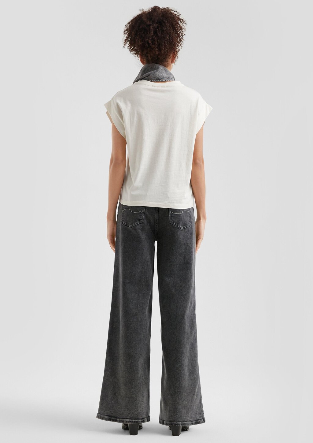 T-Shirt mit überschnittenen Schultern und Stickerei