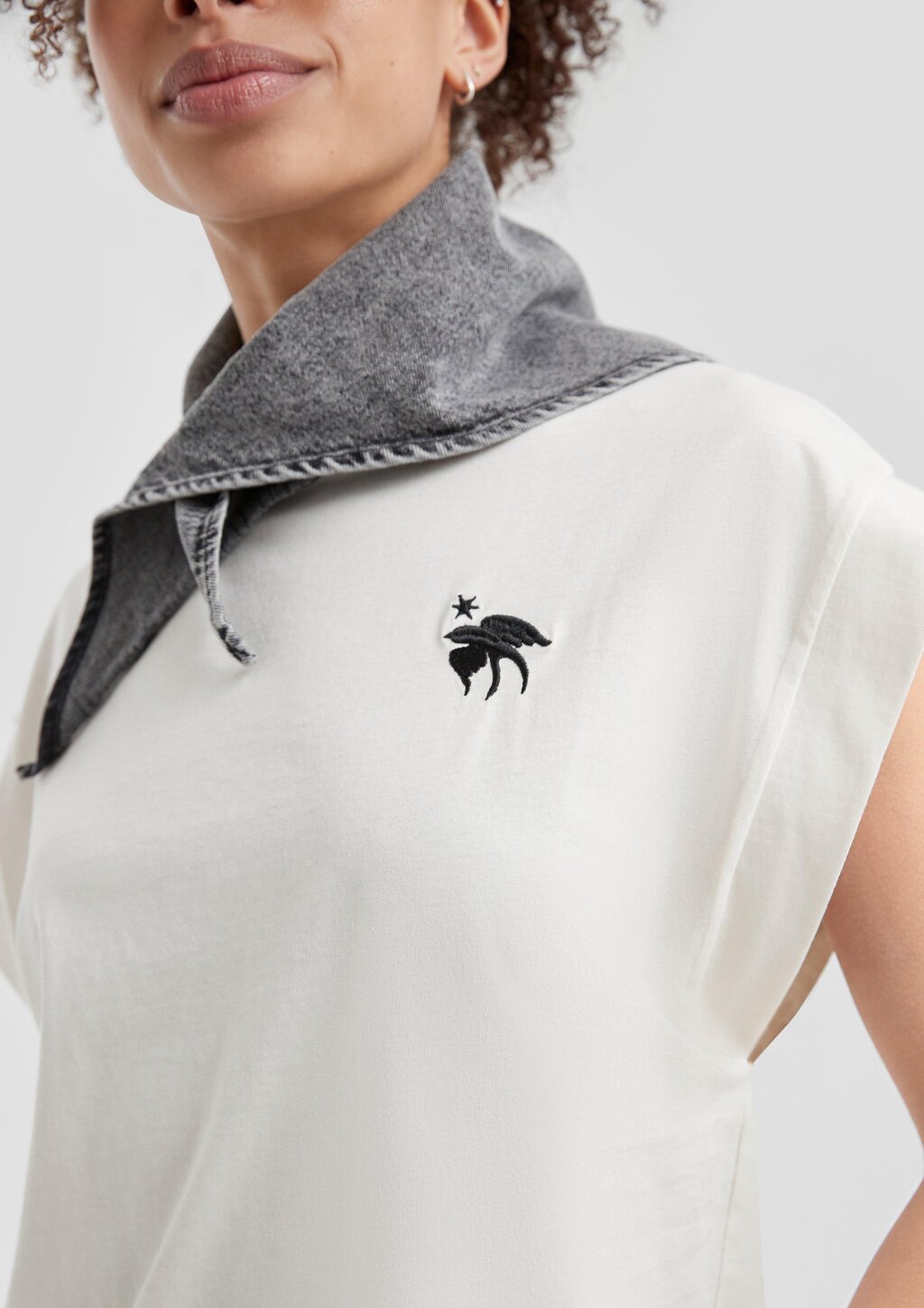 T-Shirt mit überschnittenen Schultern und Stickerei