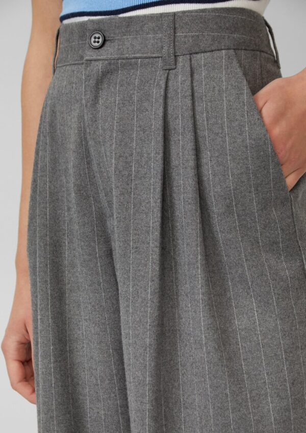 Bermuda mit Bundfalten und Nadelstreifen