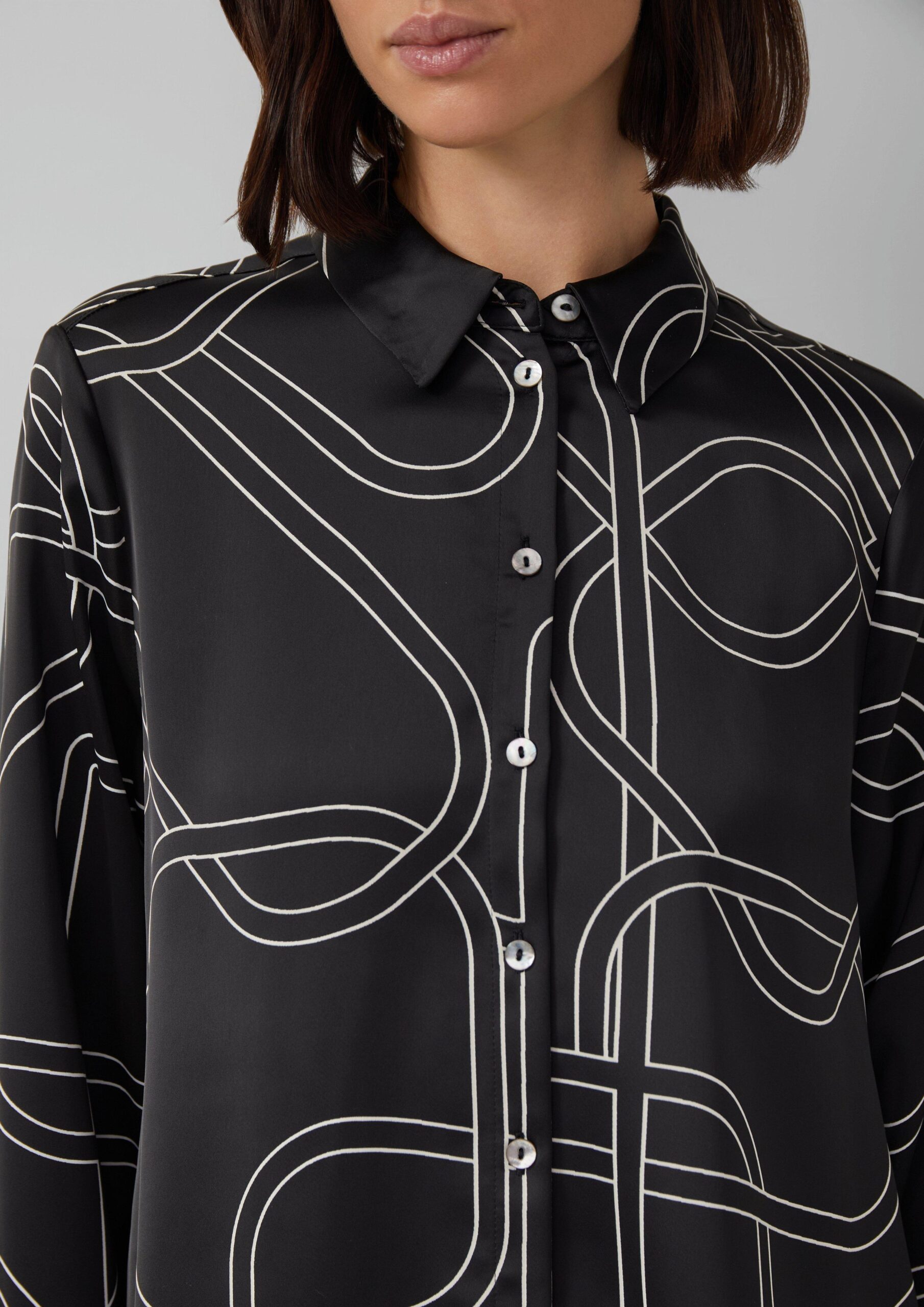 Gemusterte Longbluse aus Satin