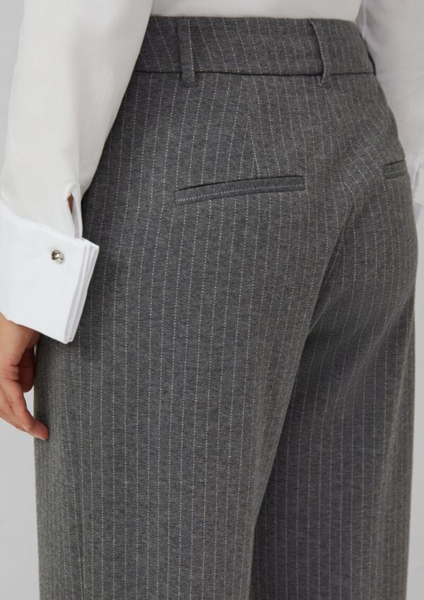 Nadelstreifen-Hose aus elastischem Interlockjersey mit extraweitem Bein