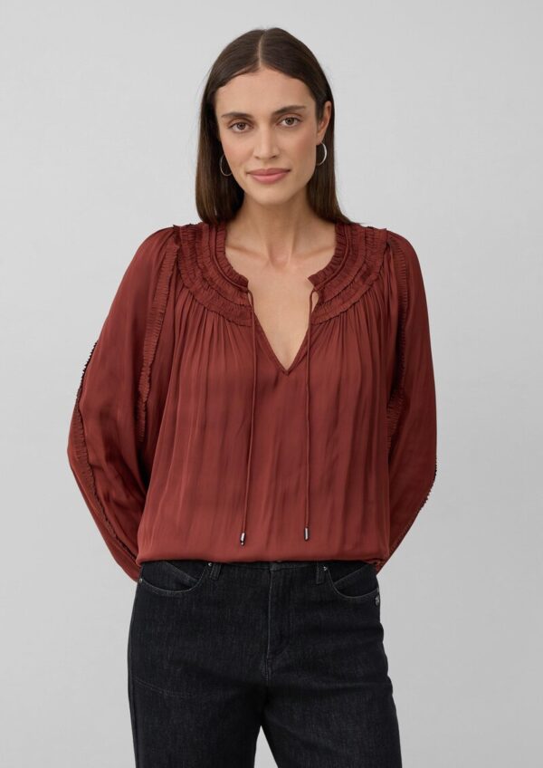 Fließende Satinbluse mit Rüschen