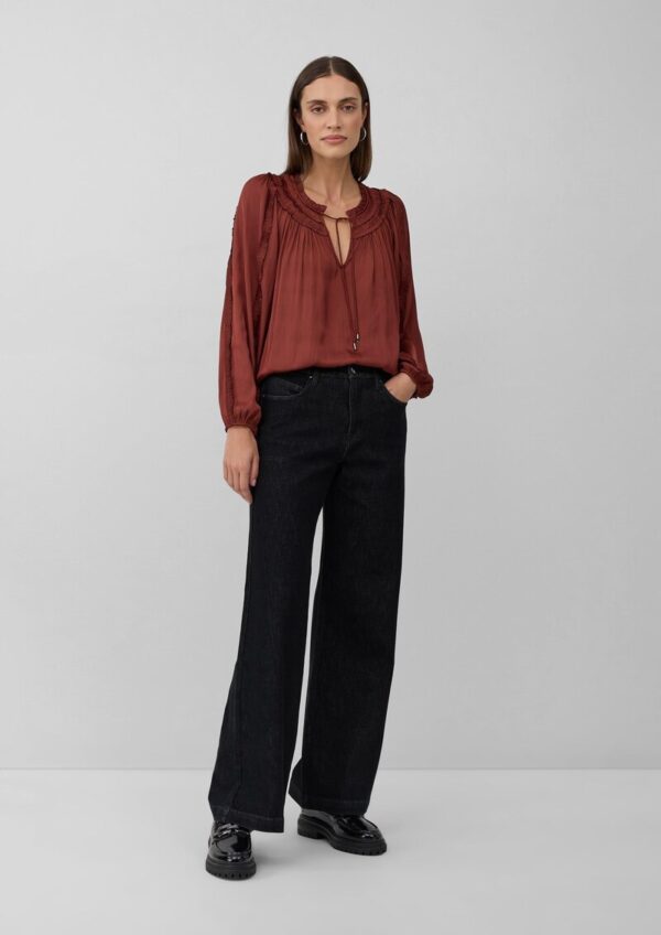 Fließende Satinbluse mit Rüschen