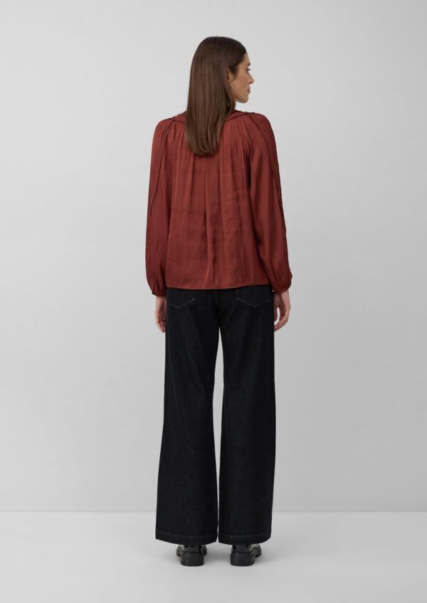 Fließende Satinbluse mit Rüschen