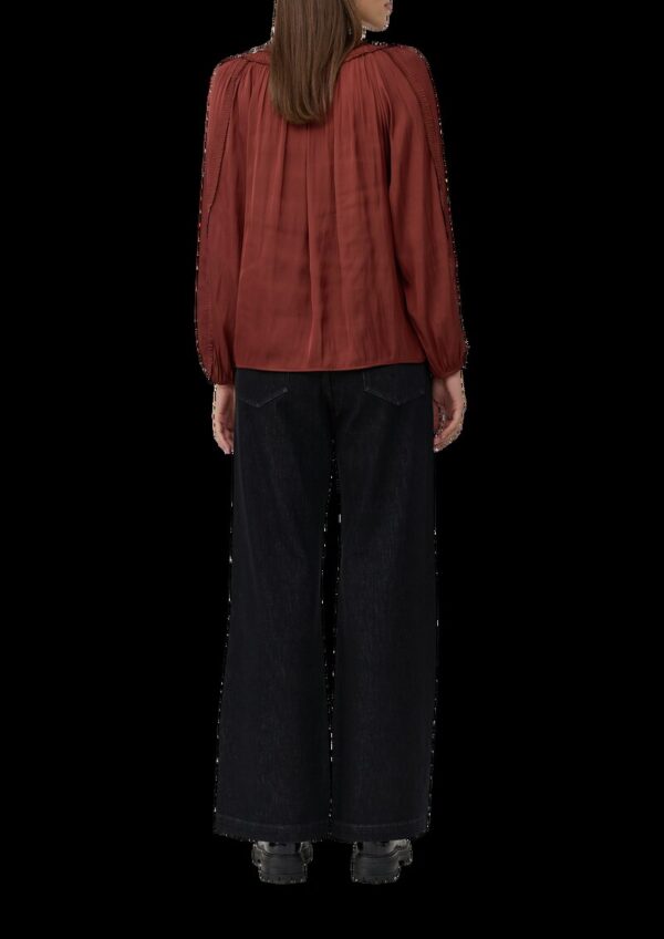 Fließende Satinbluse mit Rüschen