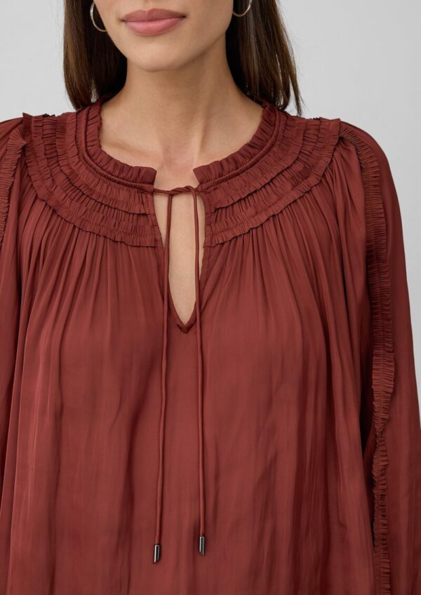 Fließende Satinbluse mit Rüschen