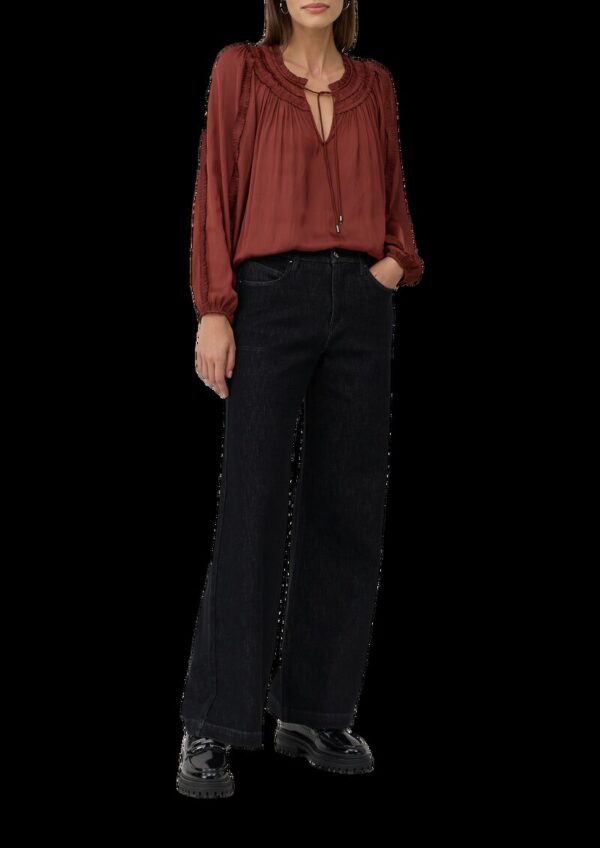 Fließende Satinbluse mit Rüschen