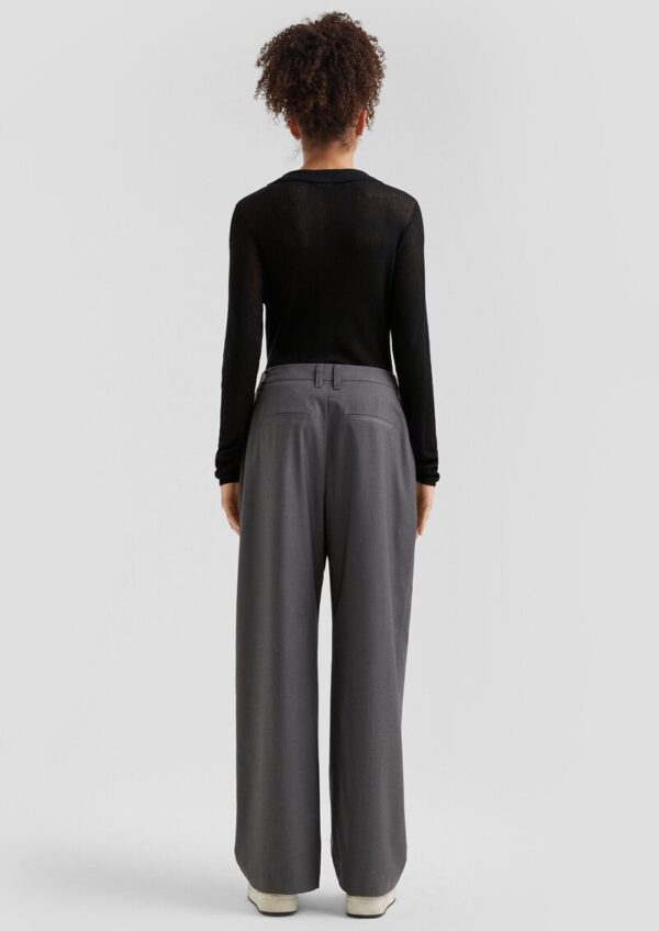 Leicht transparenter Pullover mit Knopfleiste und Polokragen