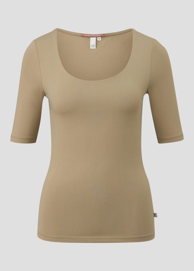 Schmal geschnittenes T-Shirt mit großem Ausschnitt