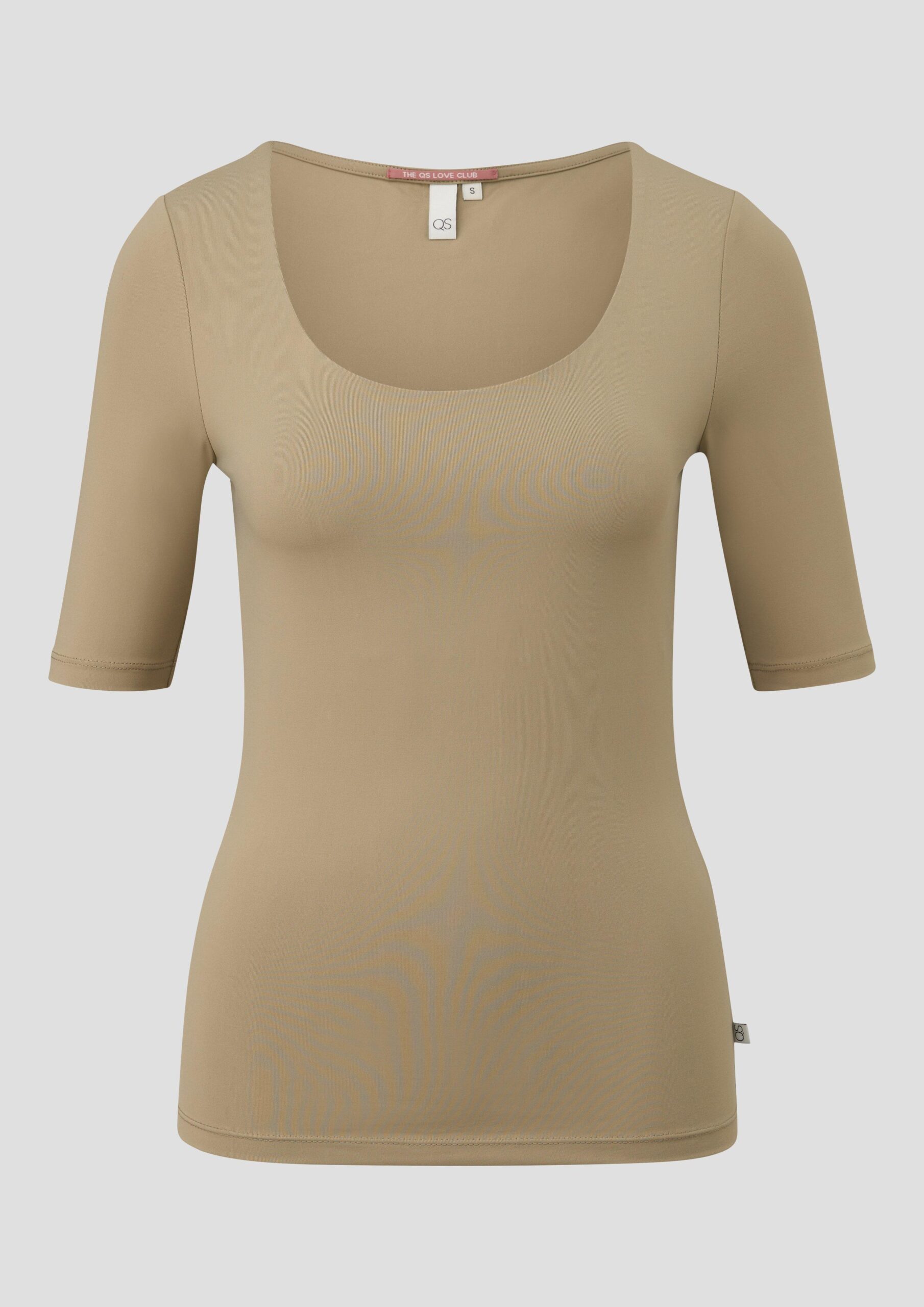 Schmal geschnittenes T-Shirt mit großem Ausschnitt