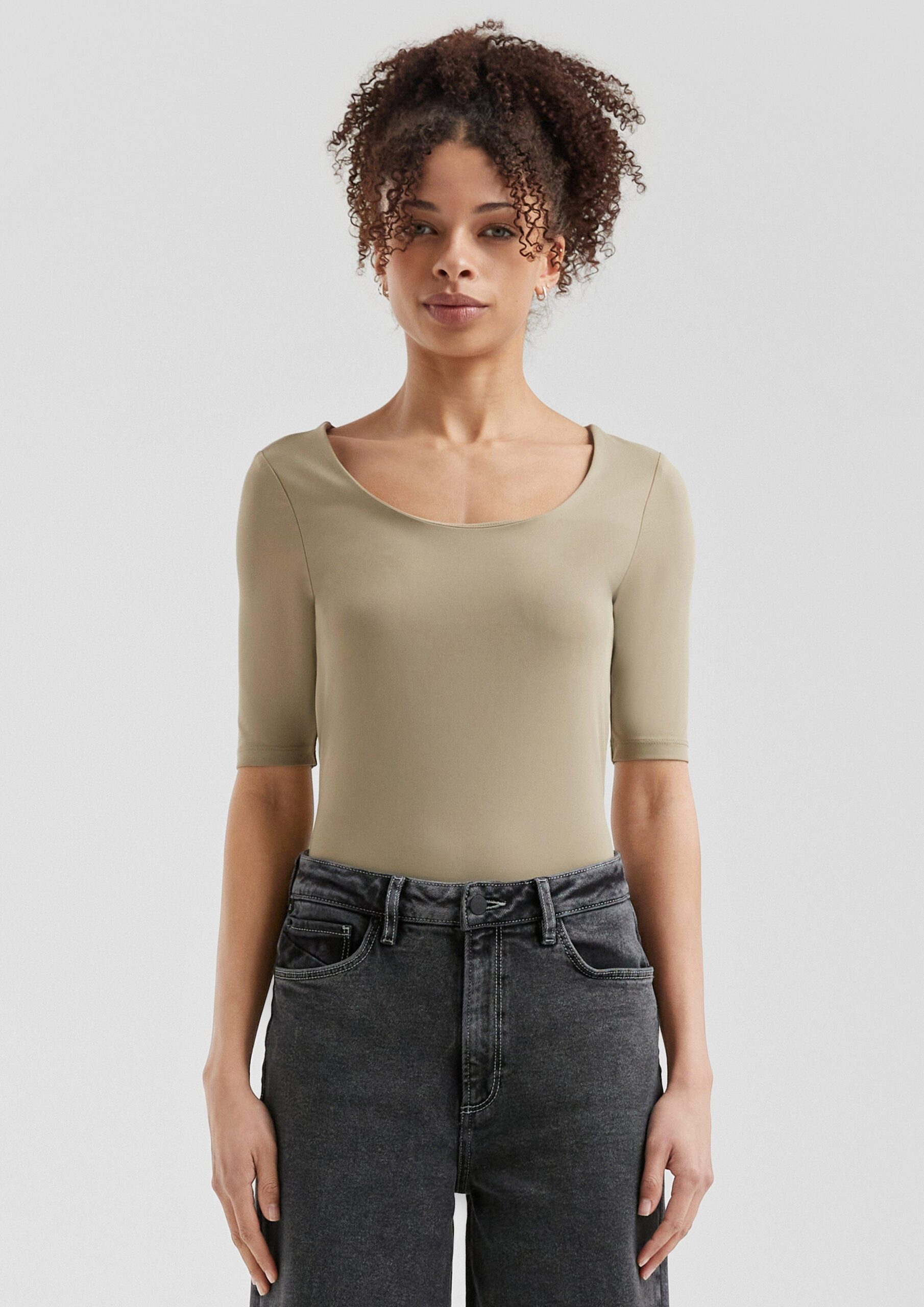 Schmal geschnittenes T-Shirt mit großem Ausschnitt