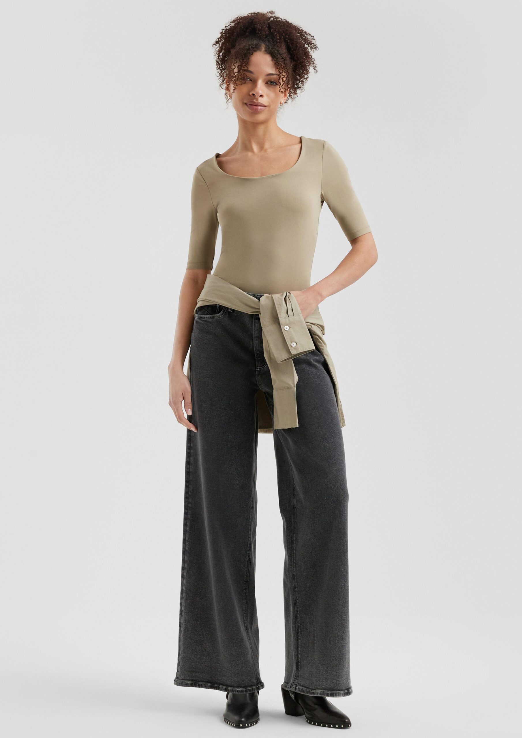 Schmal geschnittenes T-Shirt mit großem Ausschnitt