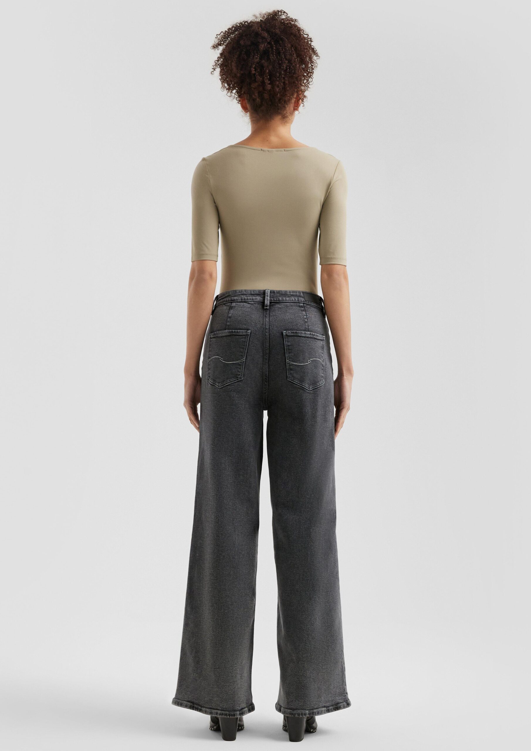 Schmal geschnittenes T-Shirt mit großem Ausschnitt