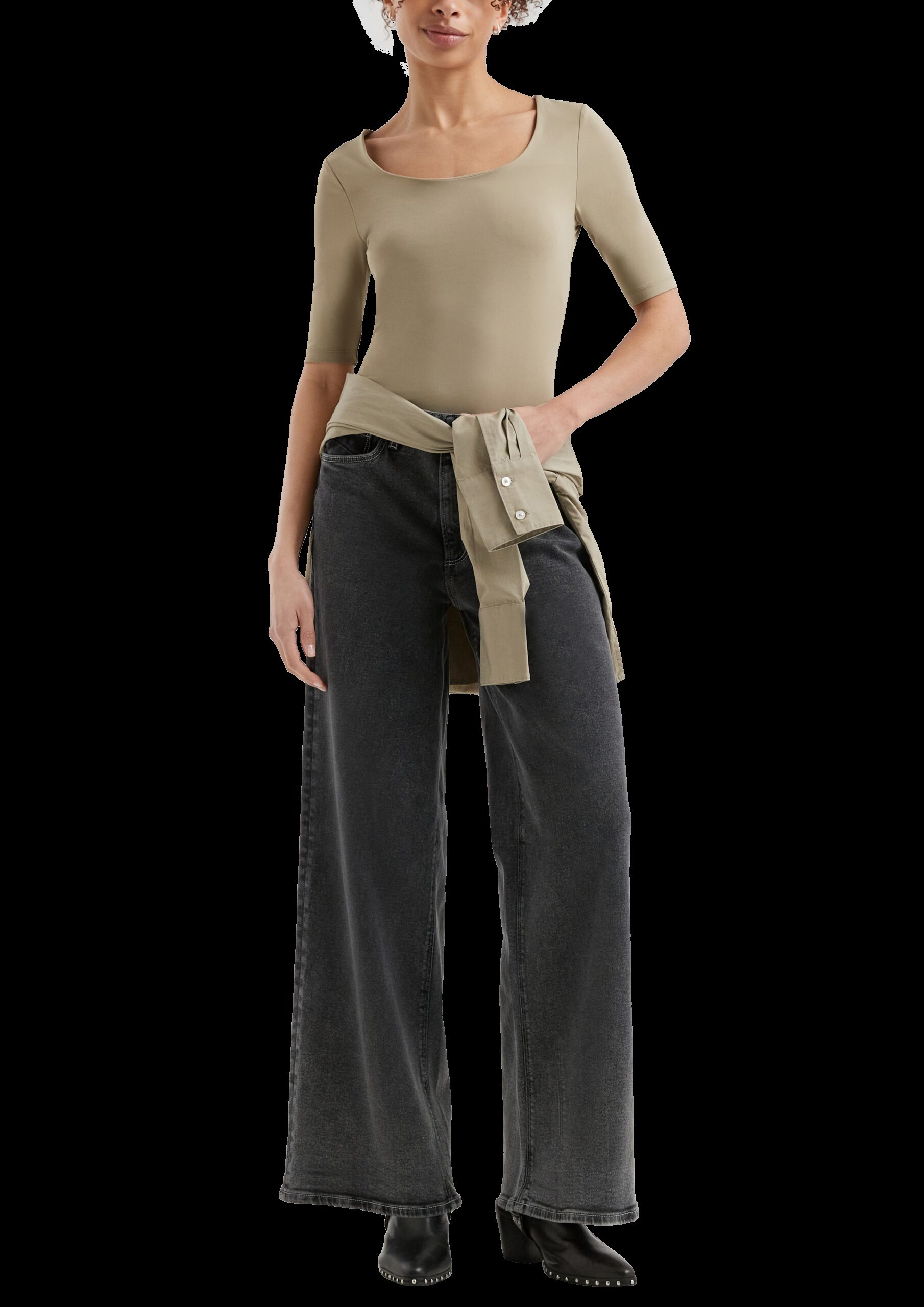 Schmal geschnittenes T-Shirt mit großem Ausschnitt