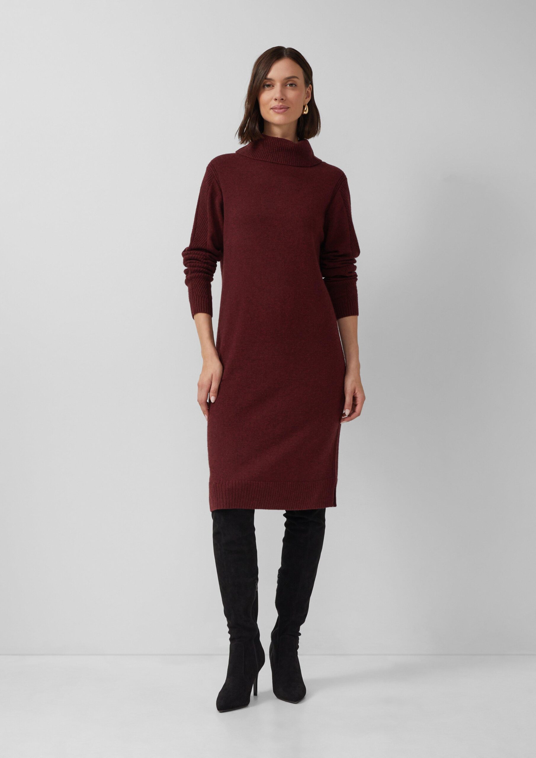 Gestricktes Midikleid mit Rollkragen und Ajourdetails