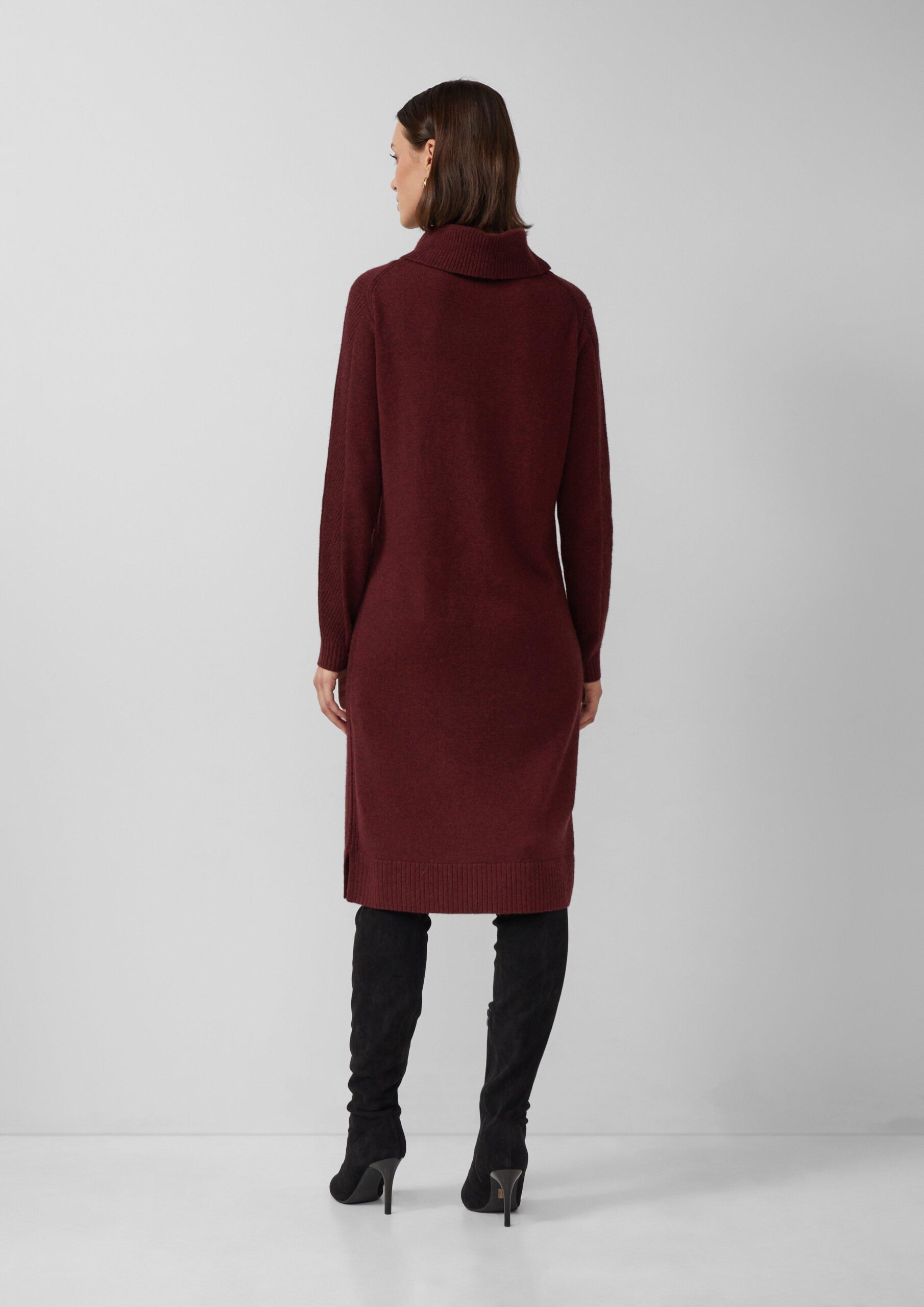 Gestricktes Midikleid mit Rollkragen und Ajourdetails