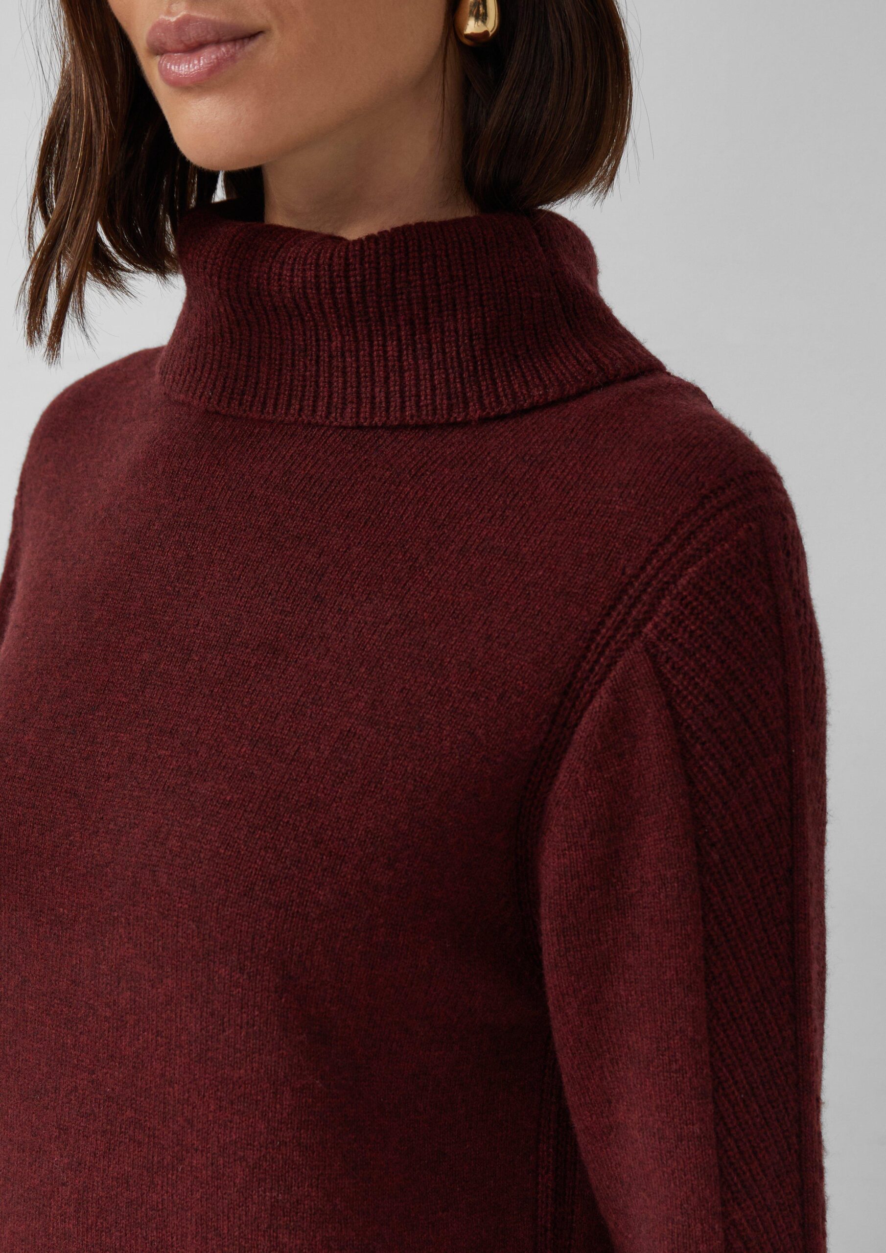 Gestricktes Midikleid mit Rollkragen und Ajourdetails