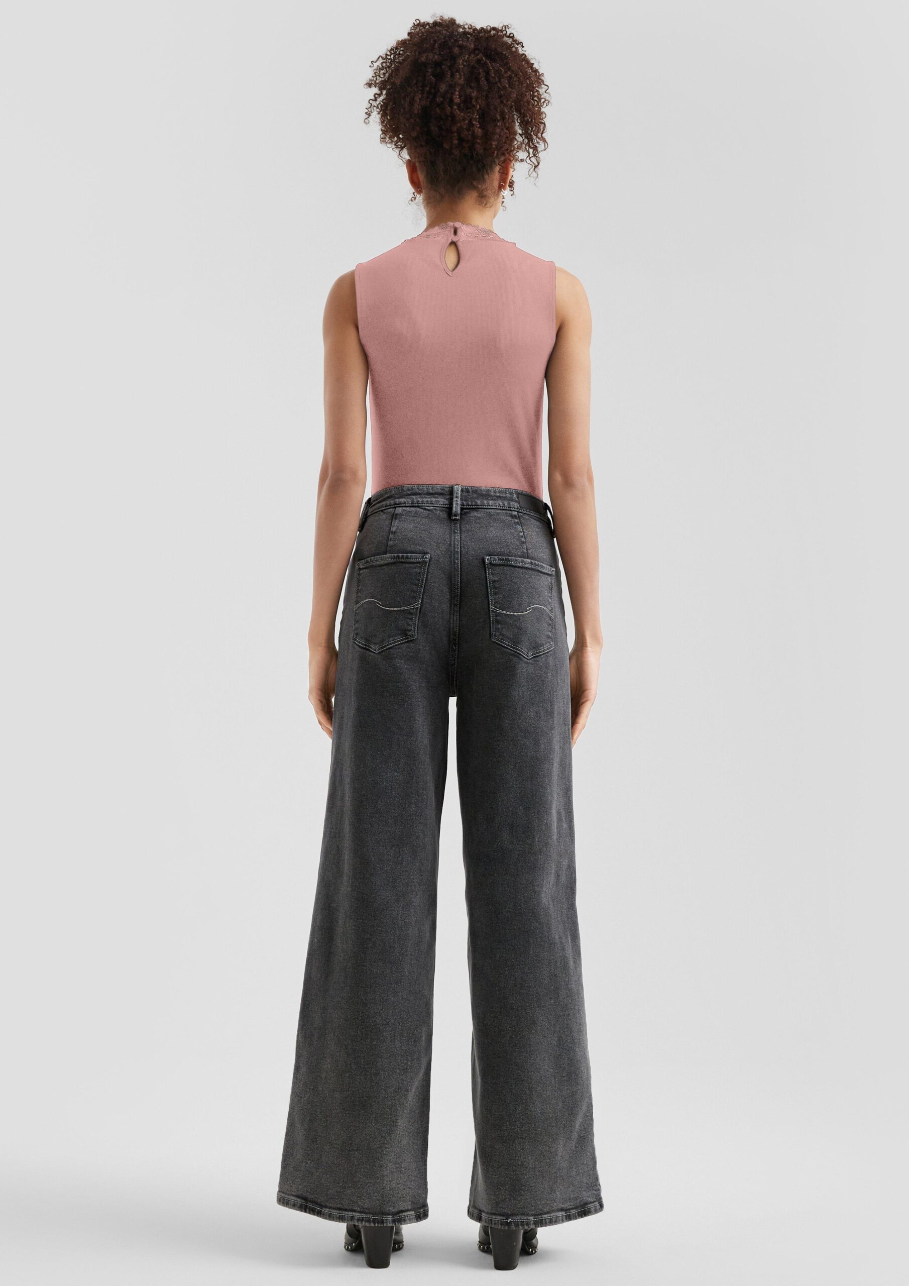 Ripptop mit Spitzeneinsatz