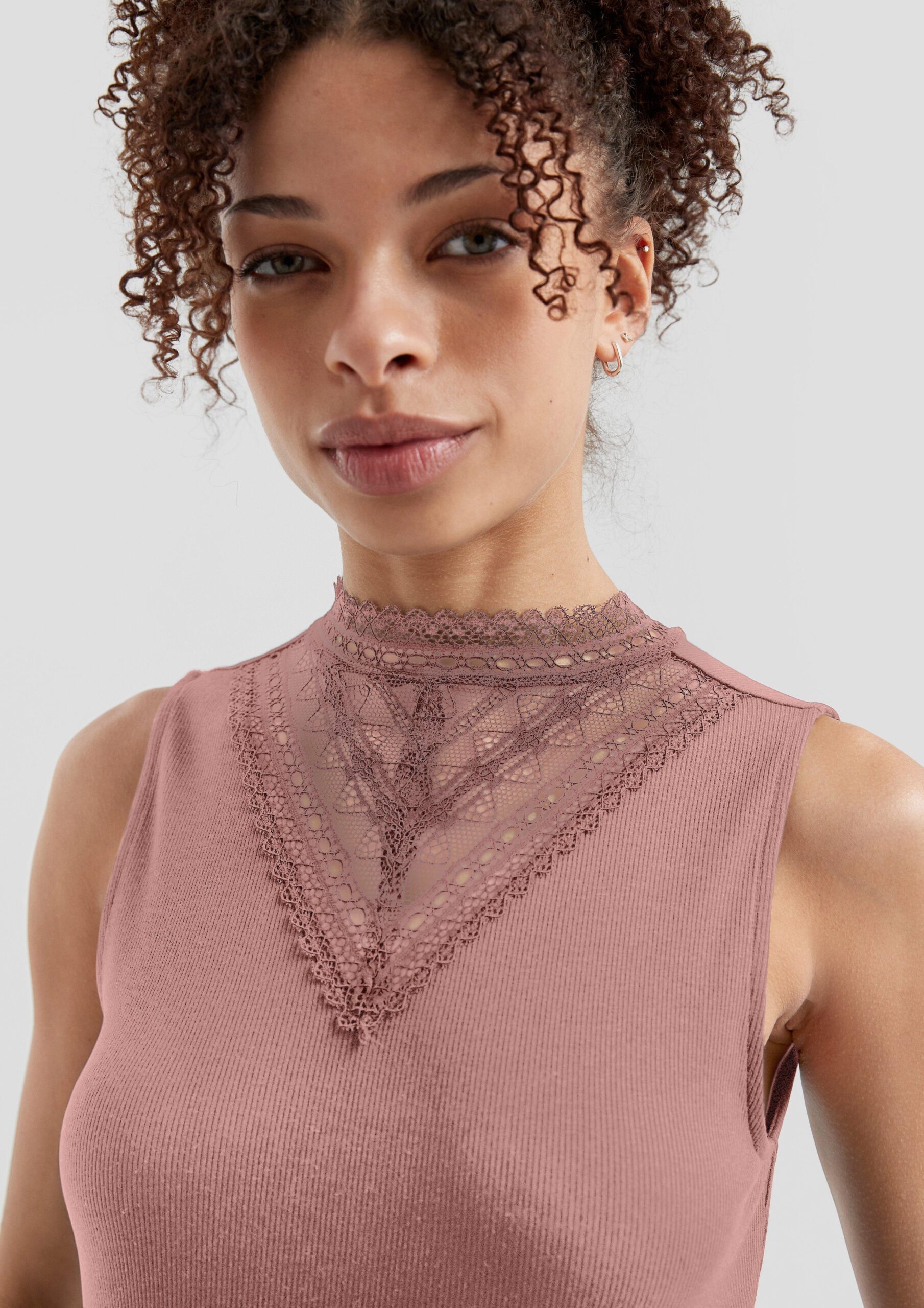 Ripptop mit Spitzeneinsatz