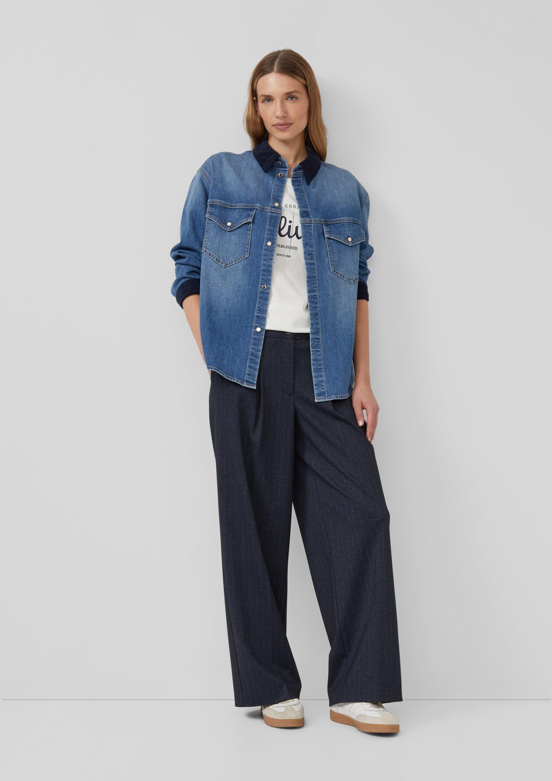 T-Shirt mit Logo-Print und Schmucksteinen