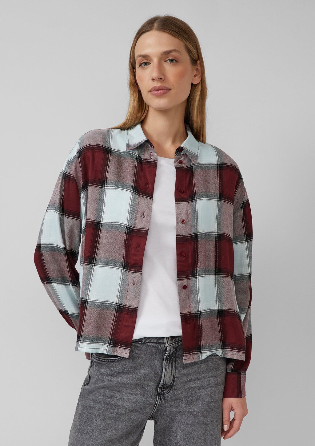 Karierte Hemdbluse aus Viskosemix mit Raffung