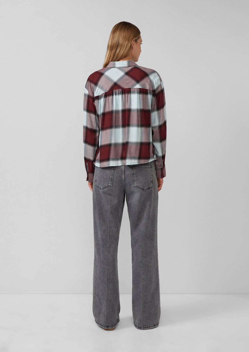 Karierte Hemdbluse aus Viskosemix mit Raffung