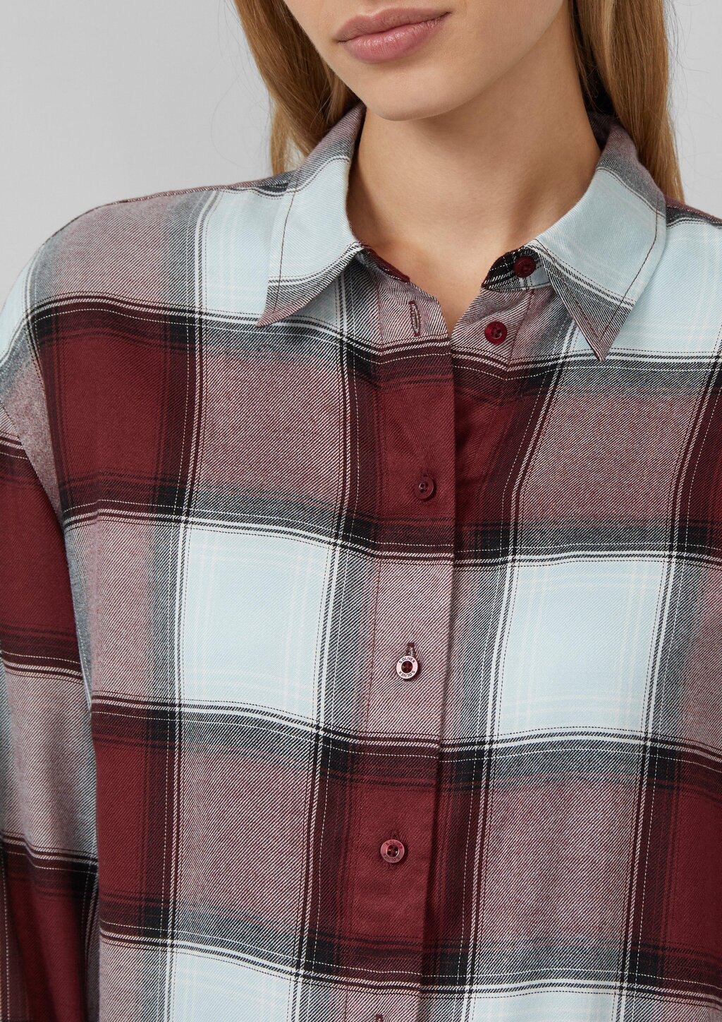 Karierte Hemdbluse aus Viskosemix mit Raffung