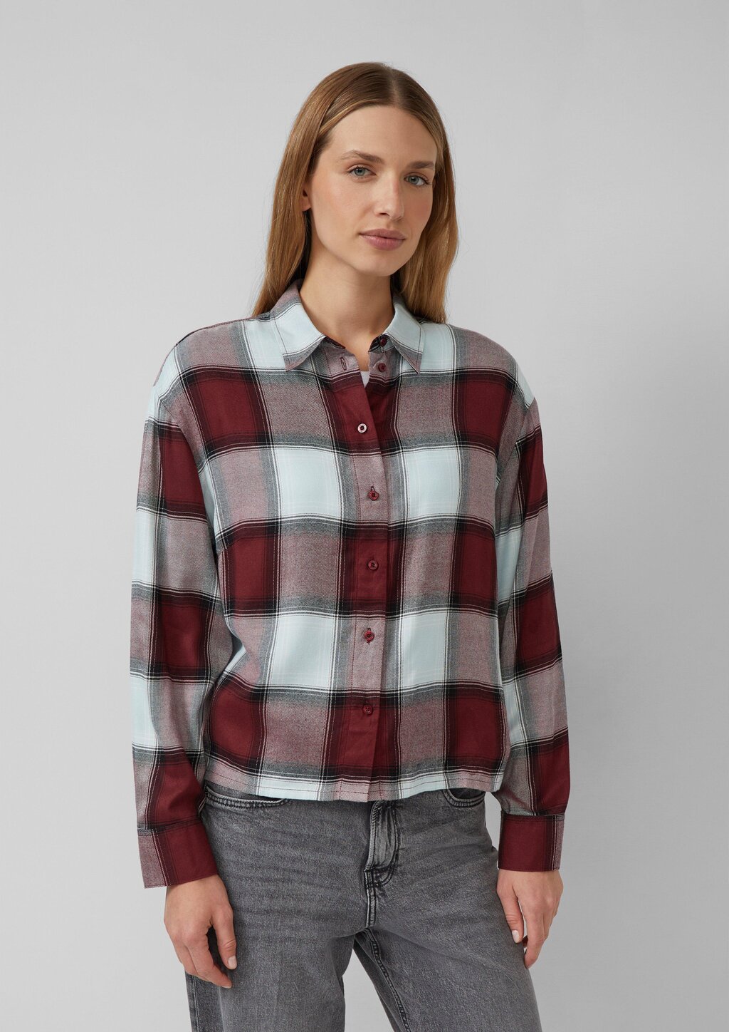 Karierte Hemdbluse aus Viskosemix mit Raffung