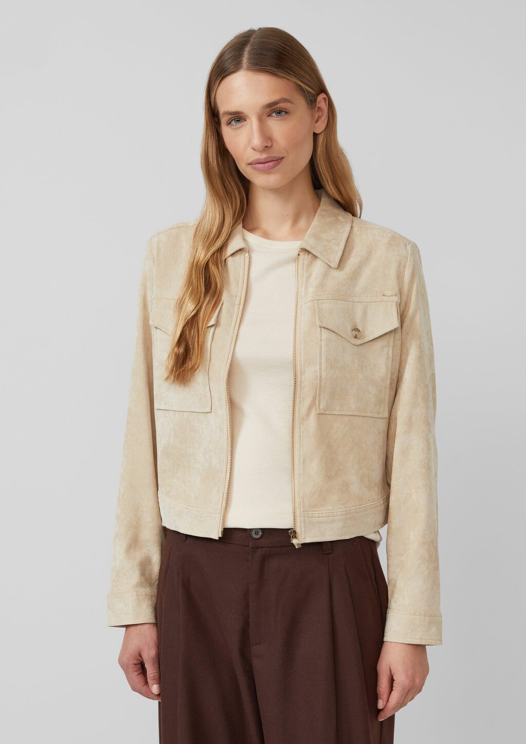 Verkürzte Cordjacke mit aufgesetzten Brusttaschen