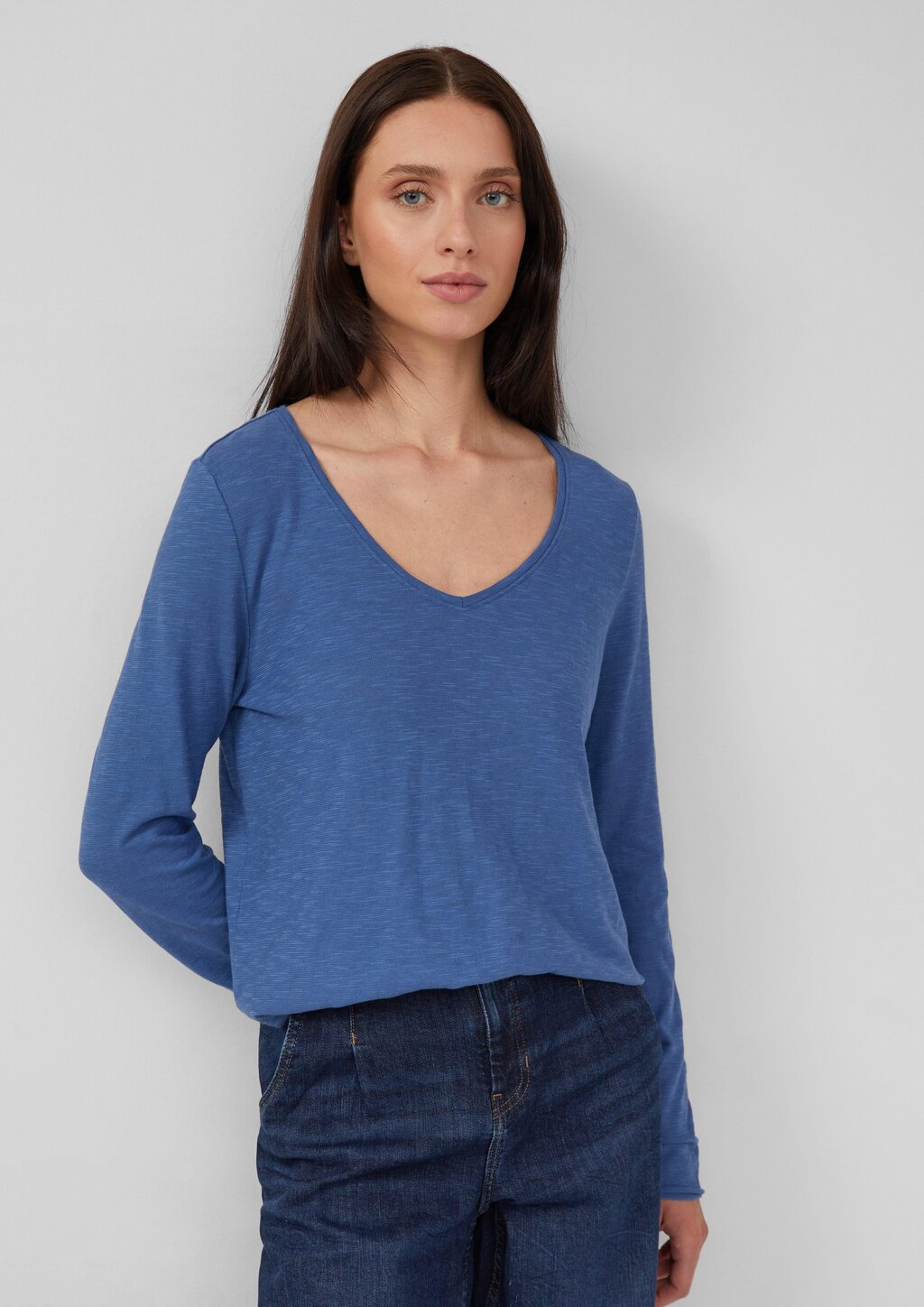 Jersey-Shirt mit V-Ausschnitt und Rollsaum