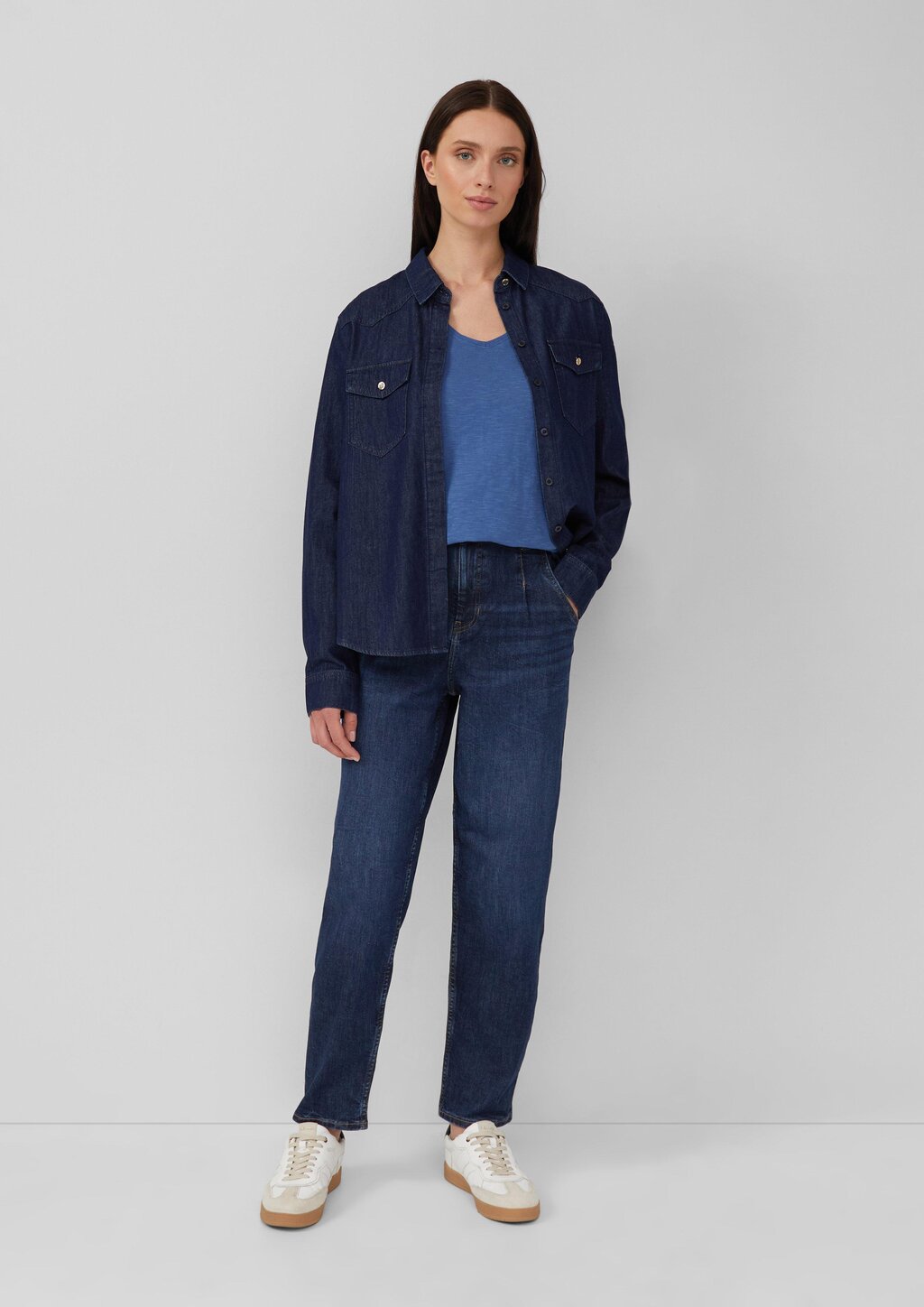 Jersey-Shirt mit V-Ausschnitt und Rollsaum