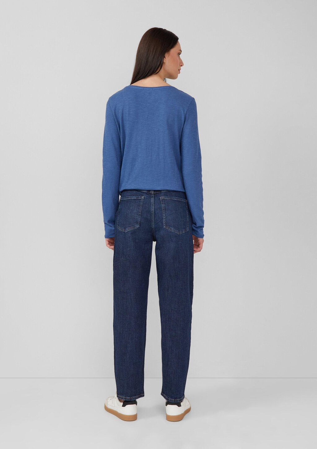 Jersey-Shirt mit V-Ausschnitt und Rollsaum