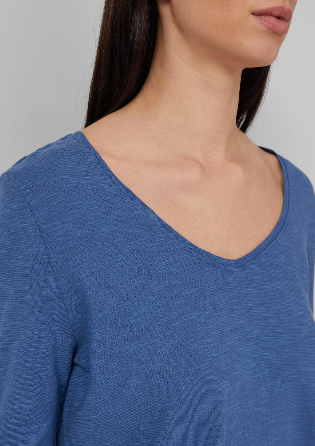 Jersey-Shirt mit V-Ausschnitt und Rollsaum