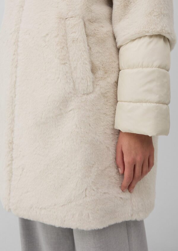 Gefütterter Teddyplüsch-Mantel mit wattierten Ärmeln