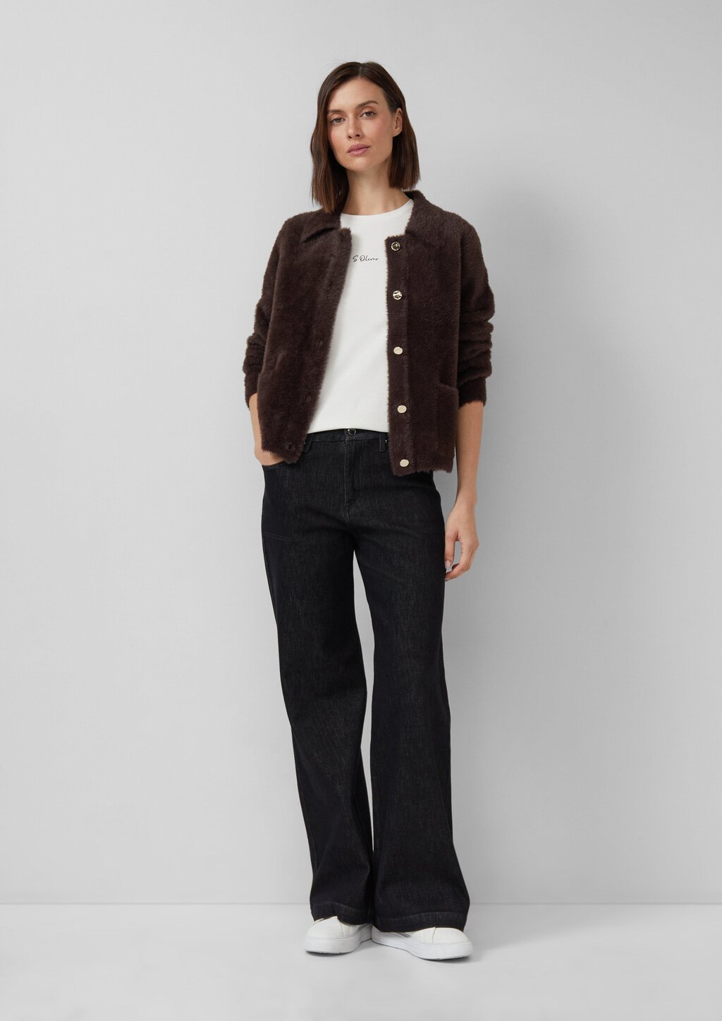 Fake-Fur-Jacke mit goldfarbenen Knöpfen und aufgesetzten Taschen