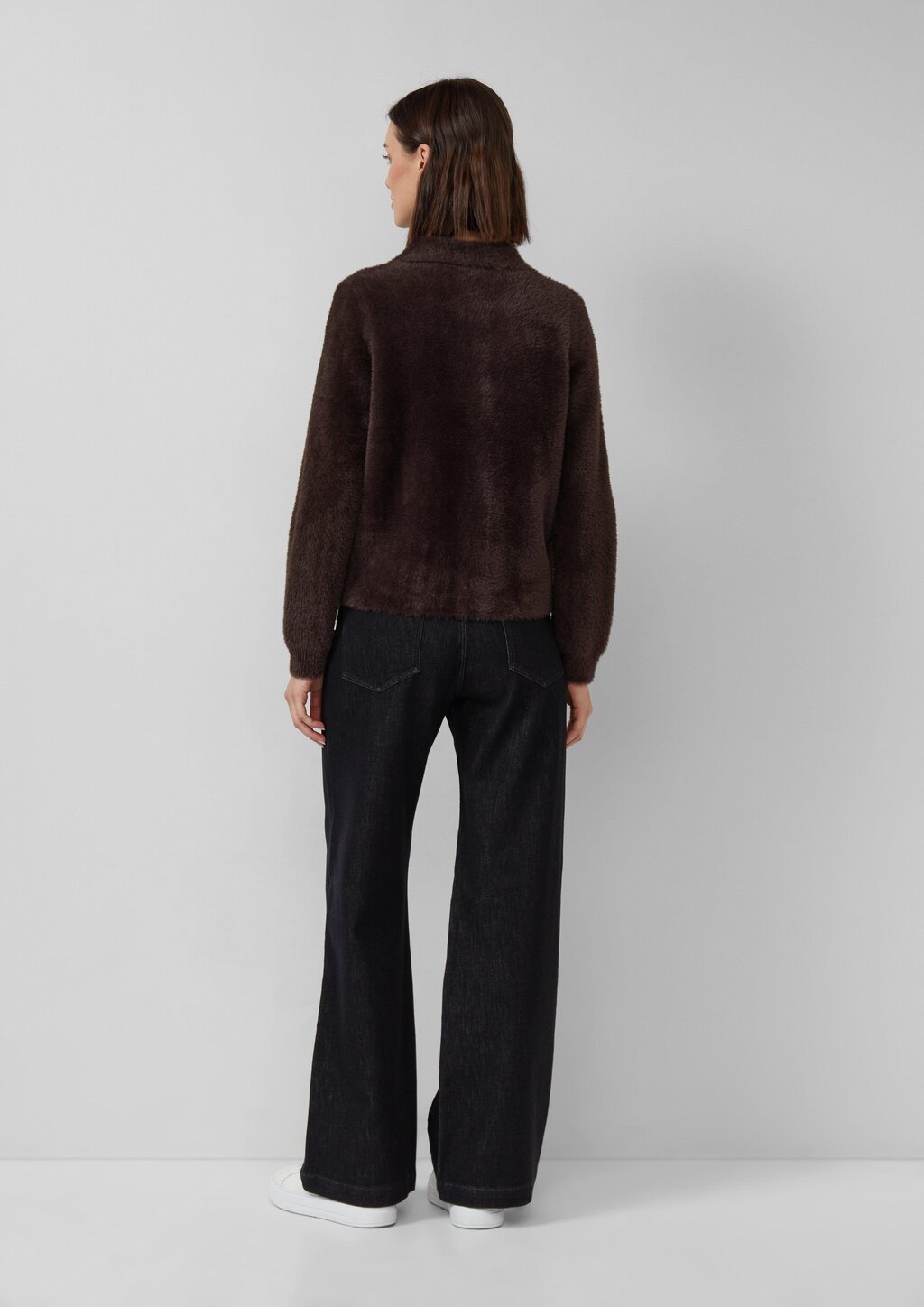 Fake-Fur-Jacke mit goldfarbenen Knöpfen und aufgesetzten Taschen