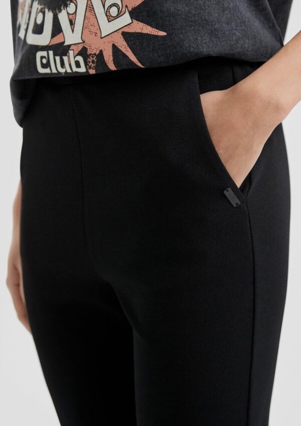 Hose aus Interlockjersey mit ausgestelltem Bein