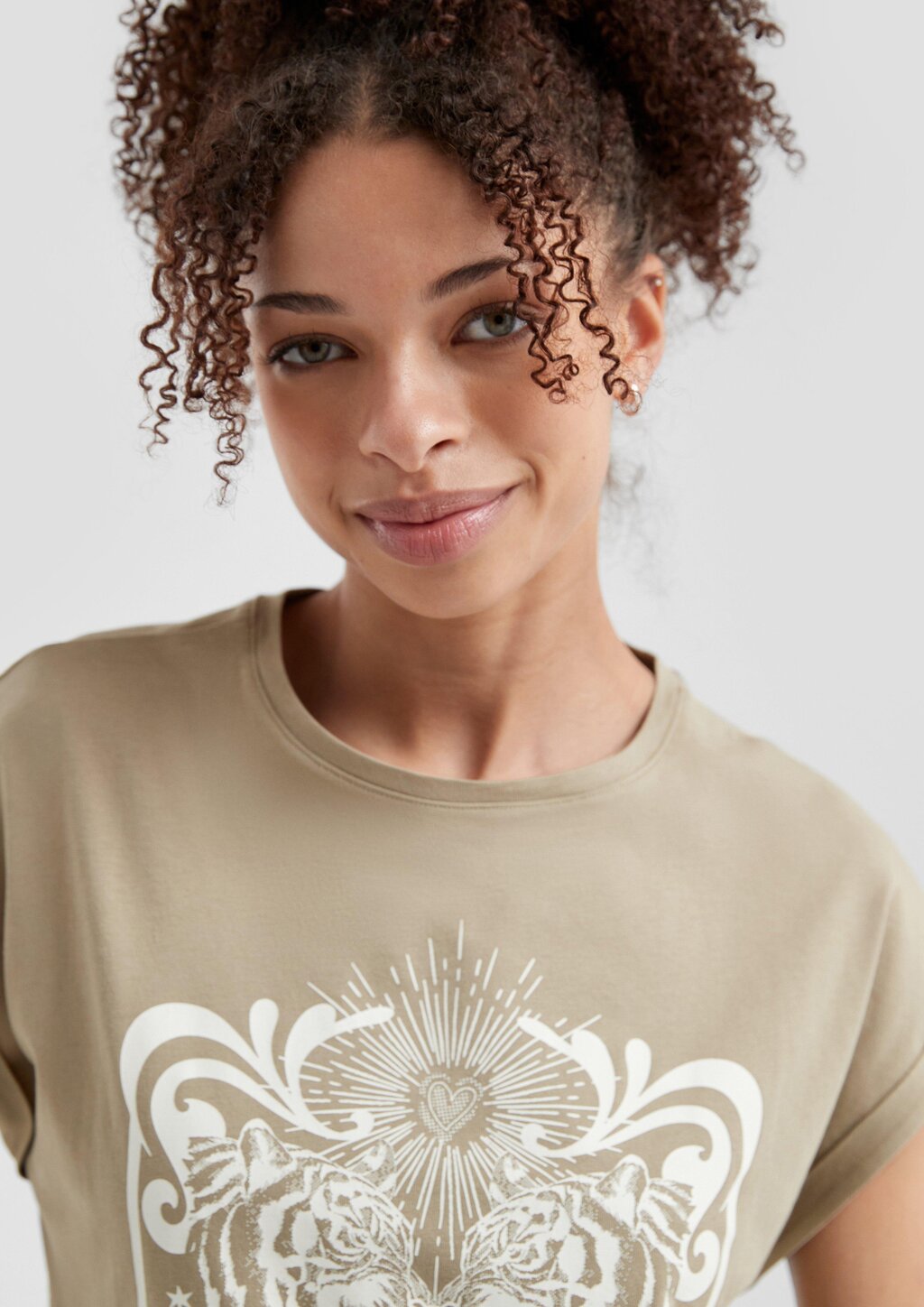 Baumwollshirt mit überschnittener Schulter Frontprint