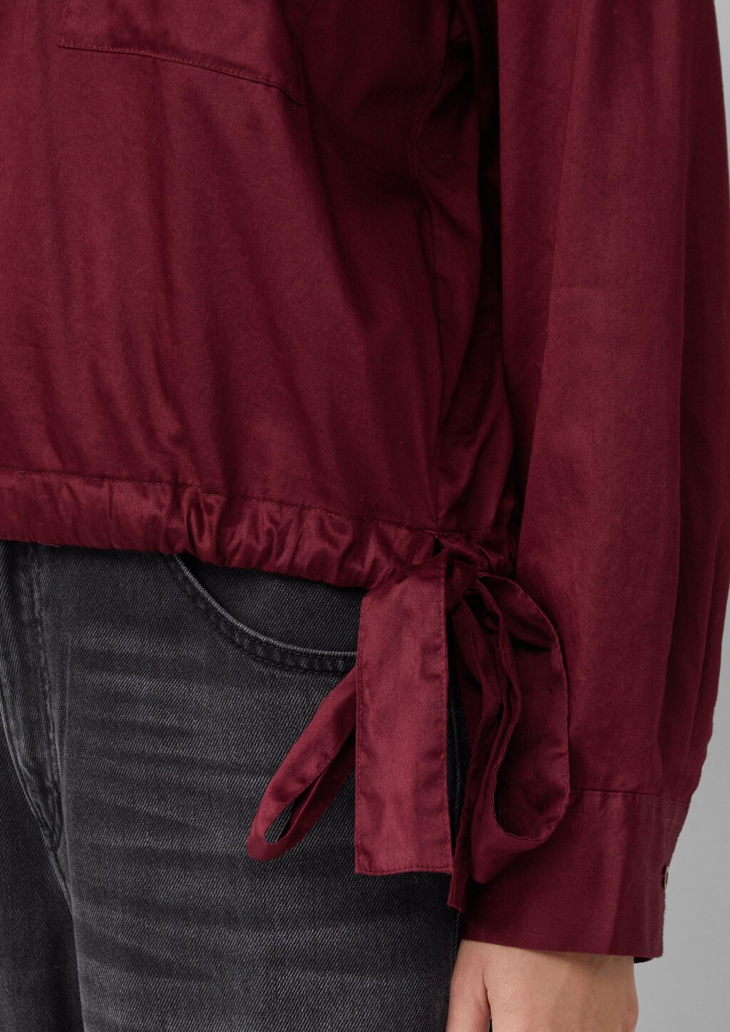 Baumwollsatin-Bluse mit Bindedetail am Saum