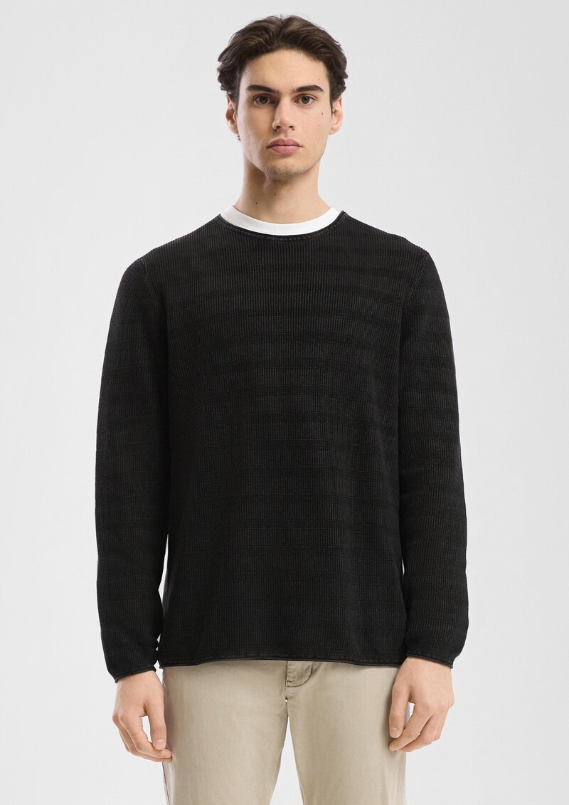 Gewaschener Strickpullover mit Rippstruktur