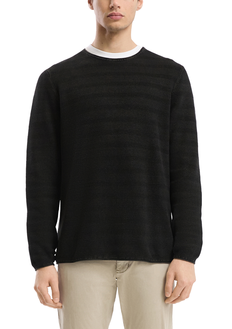 Gewaschener Strickpullover mit Rippstruktur