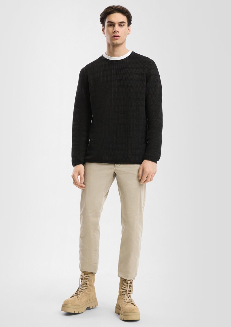 Gewaschener Strickpullover mit Rippstruktur