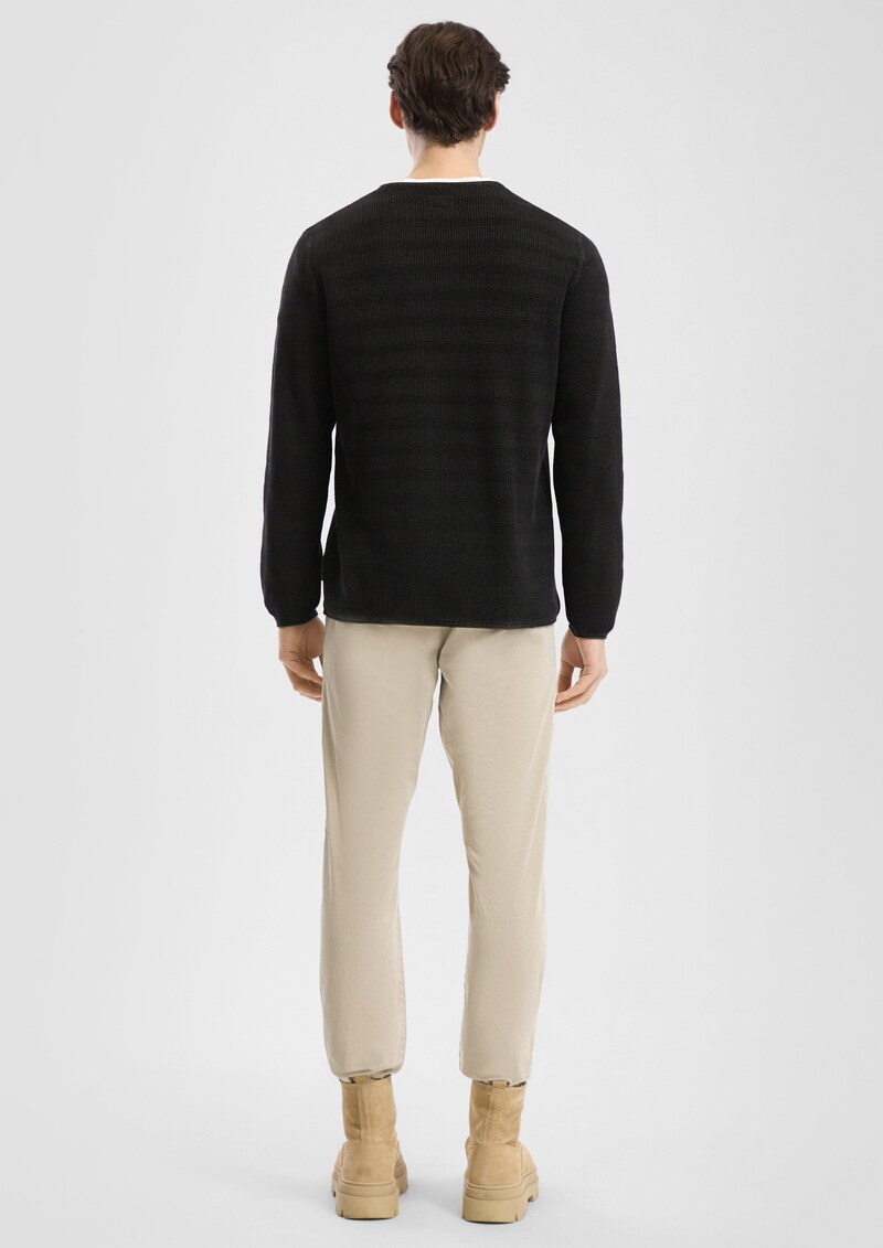 Gewaschener Strickpullover mit Rippstruktur