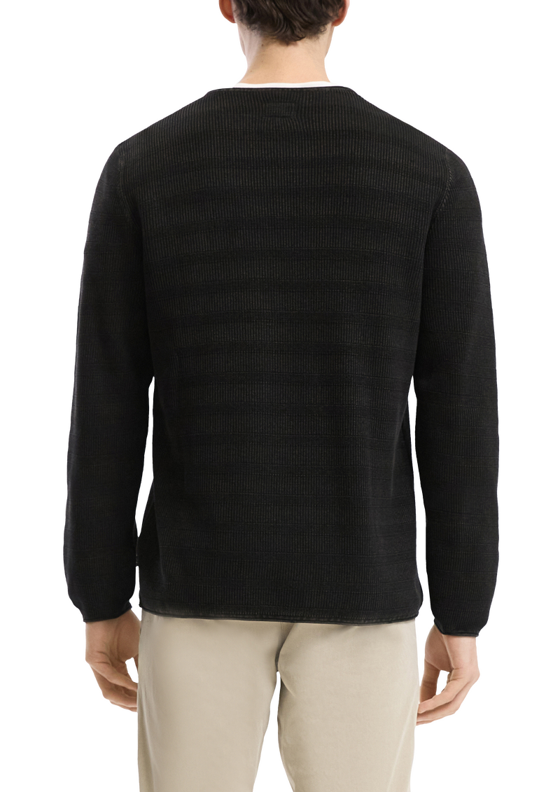 Gewaschener Strickpullover mit Rippstruktur
