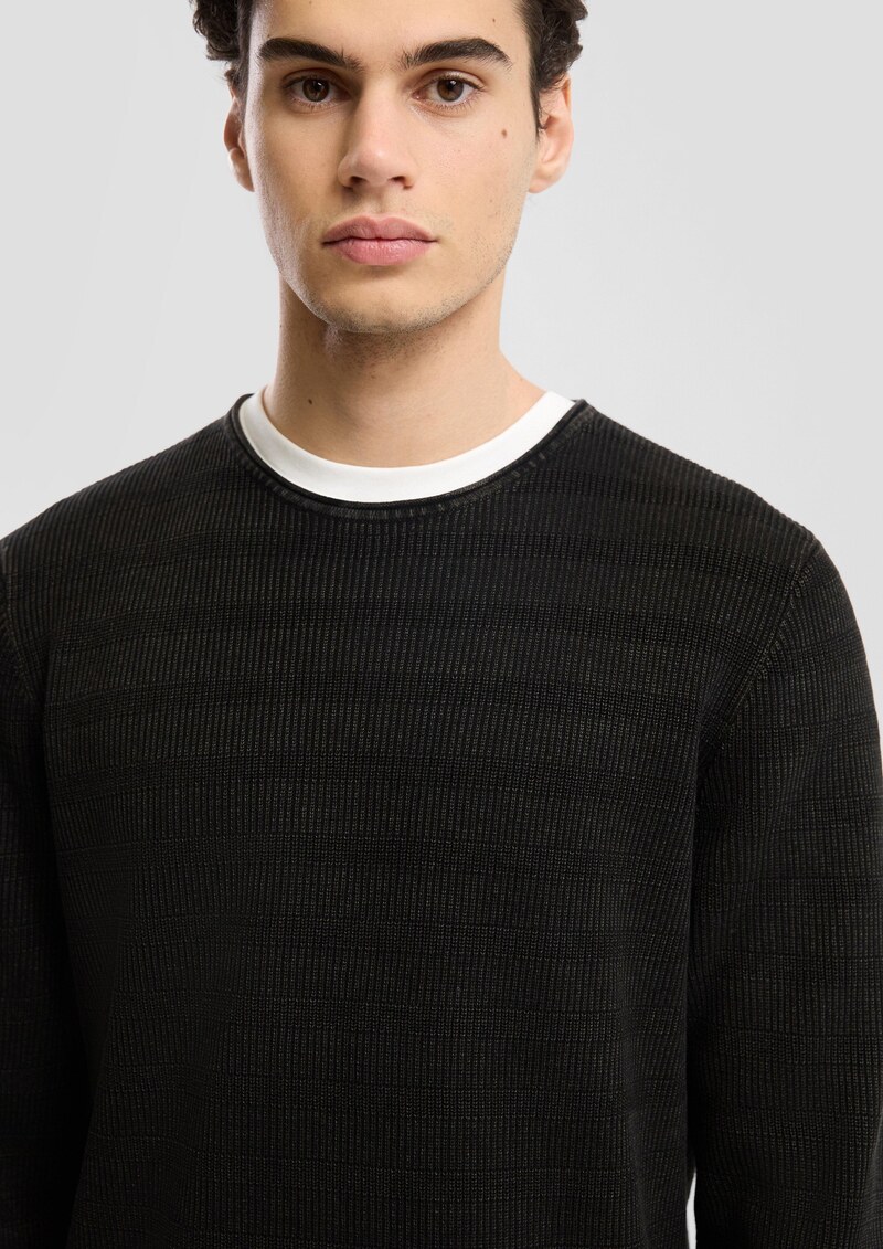 Gewaschener Strickpullover mit Rippstruktur