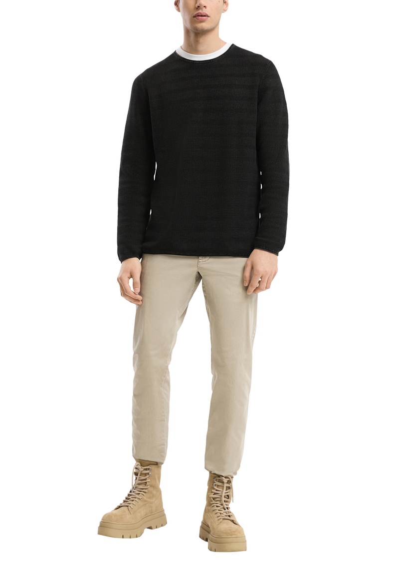 Gewaschener Strickpullover mit Rippstruktur