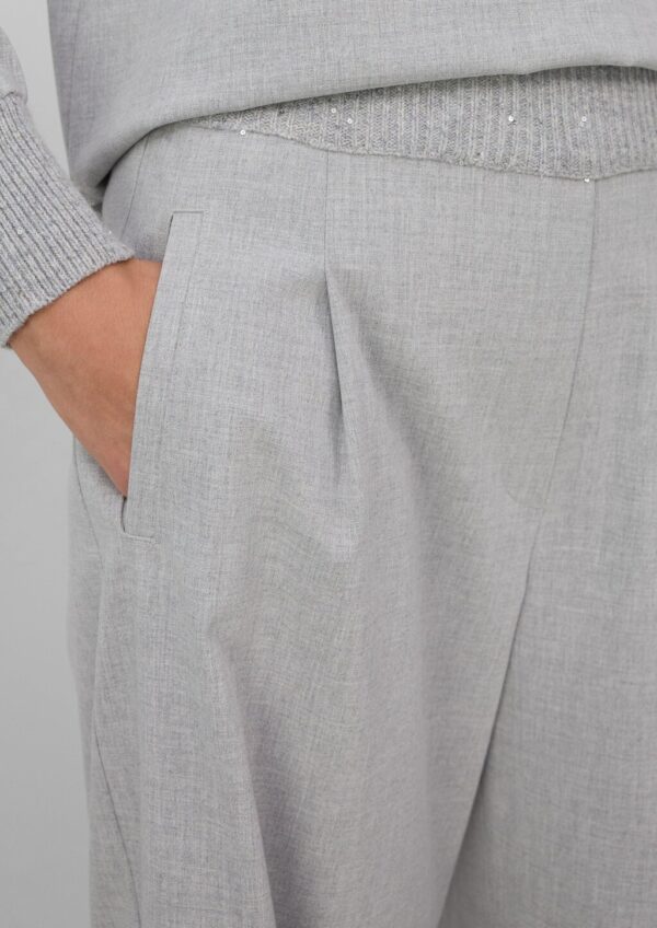 Hose mit Eingrifftaschen und Elastikbund