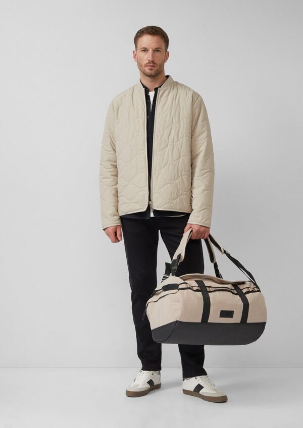 Multifunktionaler Rucksack aus Materialmix mit Nylongurt